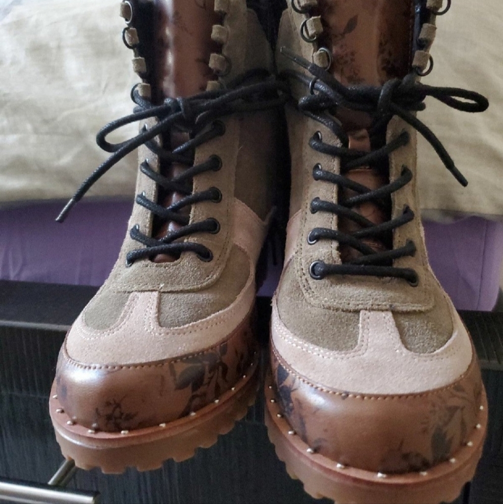Girls bootS size 2